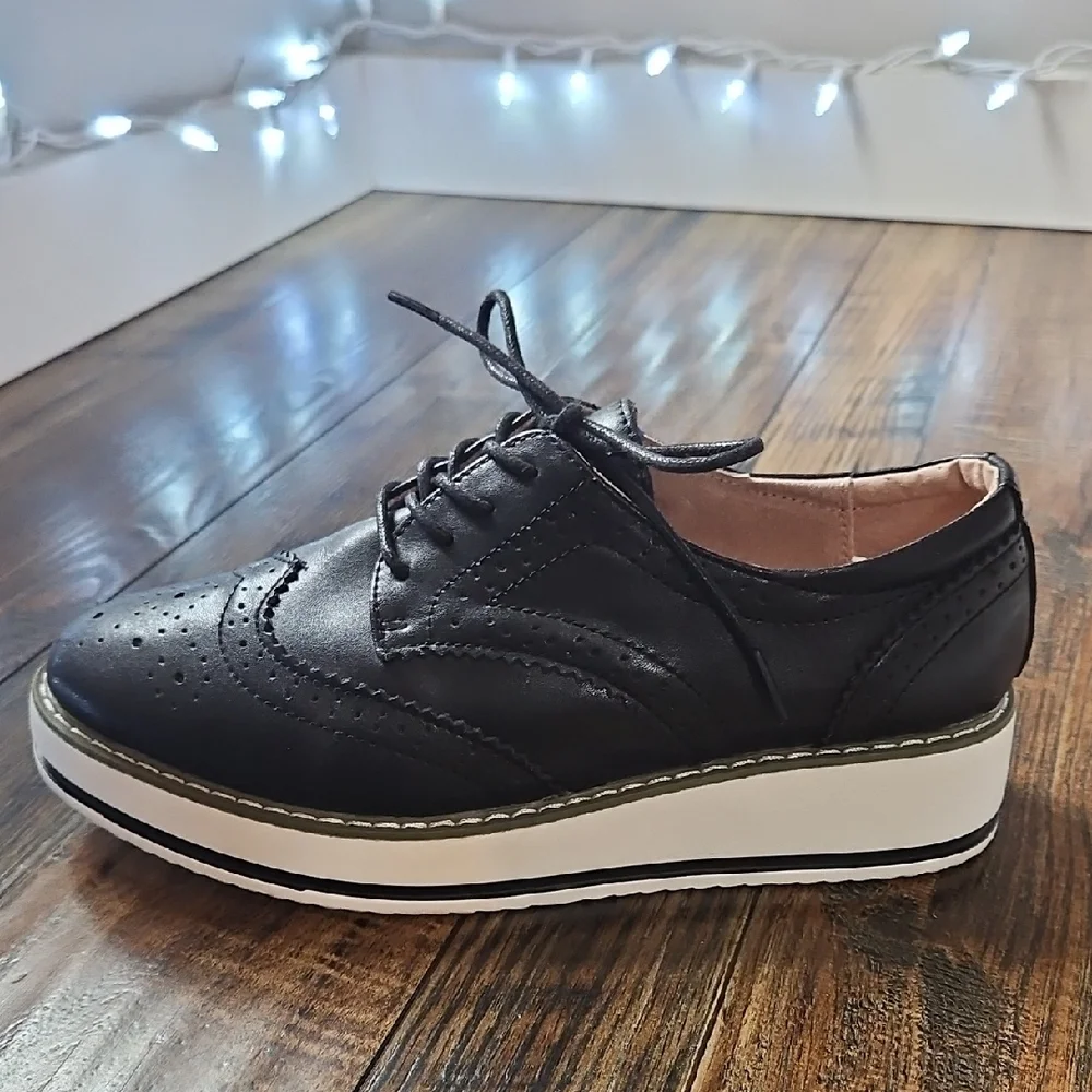 Dadawen‎ Women's Black Platform Oxfords....